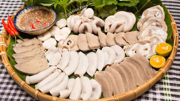 Ngoài ra, lòng lợn còn chứa nhiều cholesterol và axit béo. Những chất này không tốt cho người bị bệnh tim mạch, tiểu đường, cholesterol máu và rối loạn chuyển hóa. Ảnh minh họa.