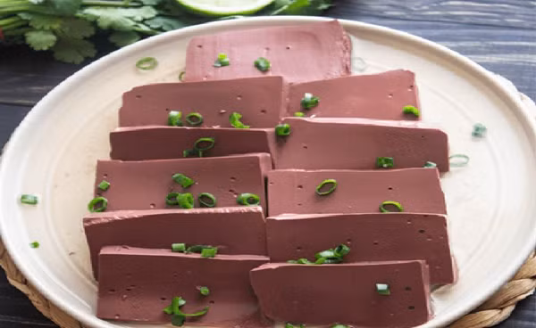 Ngay cả khi nấu chín, huyết lợn chứa nhiều sắt, ăn nhiều dễ gây ngộ độc sắt. Chuyên gia cũng khuyến cáo, bệnh nhân cao huyết áp không nên ăn nhiều tiết bởi chúng có thể khiến tình trạng bệnh chuyển xấu. Ảnh minh họa.