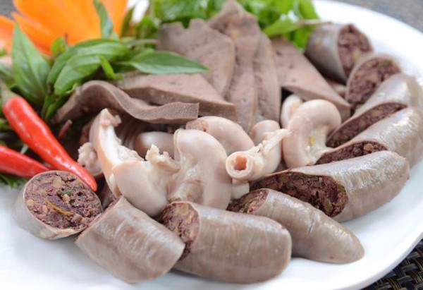 1. Lòng lợn: Lòng lợn là một trong những bộ phận cực bẩn ở lợn. Đây là nơi tiêu hóa thức ăn, bài tiết các chất độc tích tụ nên chứa lượng lớn vi khuẩn. Điều đáng nói, lòng lợn rất khó làm sạch, nếu không biết chế biến, bạn có nguy cơ tiếp xúc với các loại vi khuẩn nguy hiểm như E.coli, các vi khuẩn gây tiêu chảy, thương hàn... Ảnh minh họa.