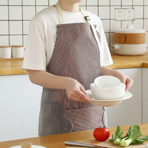 Tạp dề: Quá trình sử dụng, dầu mỡ, vụn bánh mì, cặn thức ăn, nước có thể bám dính trên tạp dề. Môi trường độ ẩm cao khiến vi khuẩn sinh sôi nhanh chóng, biến tạp dề trở thành một trong những vật dụng cực bẩn trong bếp.