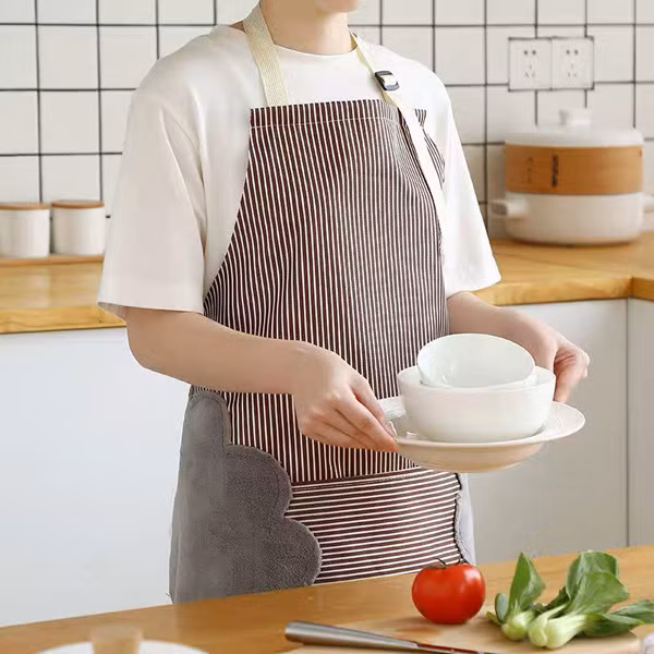 Tạp dề: Quá trình sử dụng, dầu mỡ, vụn bánh mì, cặn thức ăn, nước có thể bám dính trên tạp dề. Môi trường độ ẩm cao khiến vi khuẩn sinh sôi nhanh chóng, biến tạp dề trở thành một trong những vật dụng cực bẩn trong bếp.