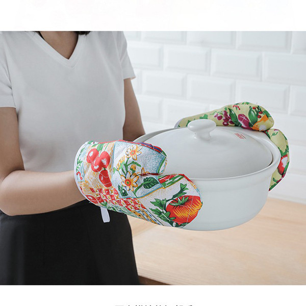 Găng tay cách nhiệt: Vệ sinh không đúng cách, những vết nứt trên găng tay sẽ là nơi trú ngụ cho vi khuẩn. Đặc biệt, môi trường ẩm ướt, nhiều dầu mỡ ở nhà bếp sẽ tạo điều kiện cho chúng phát triển nhanh hơn. Lời khuyên của Dimitrov là ngâm găng tay với 1 thìa baking soda và 1 thìa nước rửa bát trong 10 phút.