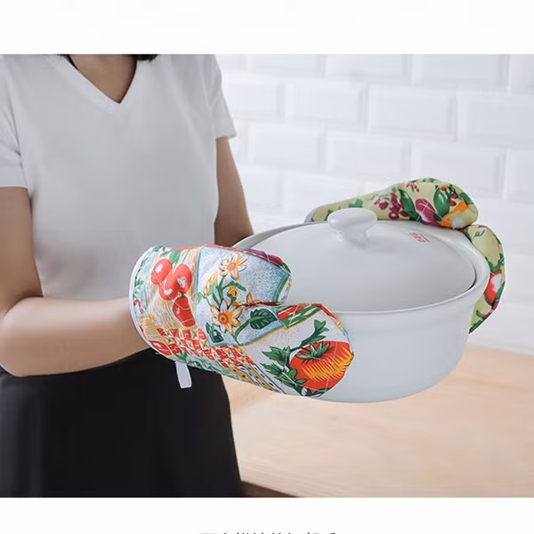 Găng tay cách nhiệt: Vệ sinh không đúng cách, những vết nứt trên găng tay sẽ là nơi trú ngụ cho vi khuẩn. Đặc biệt, môi trường ẩm ướt, nhiều dầu mỡ ở nhà bếp sẽ tạo điều kiện cho chúng phát triển nhanh hơn. Lời khuyên của Dimitrov là ngâm găng tay với 1 thìa baking soda và 1 thìa nước rửa bát trong 10 phút.