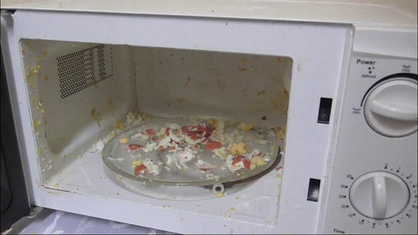 Lò vi sóng: Thức ăn cho vào lò vi sóng thường không được đậy kín nên dễ bị bắn ra ngoài. Để làm sạch, Dimitrov khuyên nên vệ sinh lò vi sóng hàng tuần bằng giấm trắng.