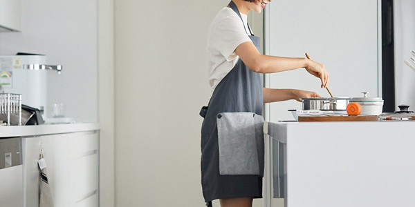 Muốn khử mùi và làm sạch tối đa, bạn nên ngâm chúng 15 phút trong nước ấm pha bột giặt, giấm rồi giặt đi giặt lại vài lần.