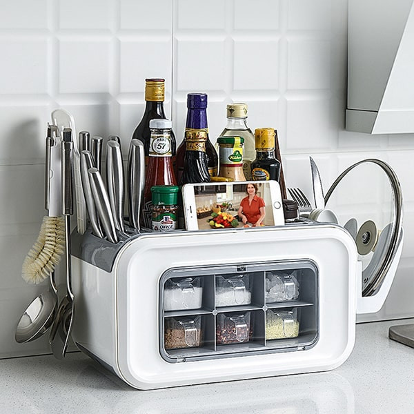 Kệ đựng gia vị: Quá trình làm việc, Dimitrov nhận thấy kệ đựng gia vị là một trong những vật dụng trong bếp cực bẩn, thường không được chú ý. Khi sử dụng, chúng ta dễ làm vương bột, nước sốt từ các loại chai lọ. Nếu không được làm sạch, những gia vị này sẽ bị thối rữa, cáu bẩn, tạo môi trường cho vi khuẩn phát triển.