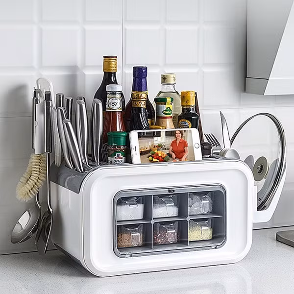 Kệ đựng gia vị: Quá trình làm việc, Dimitrov nhận thấy kệ đựng gia vị là một trong những vật dụng trong bếp cực bẩn, thường không được chú ý. Khi sử dụng, chúng ta dễ làm vương bột, nước sốt từ các loại chai lọ. Nếu không được làm sạch, những gia vị này sẽ bị thối rữa, cáu bẩn, tạo môi trường cho vi khuẩn phát triển.