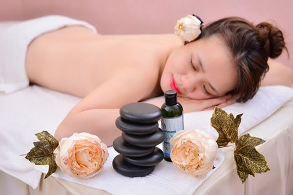 Sau ngày lao động mệt mỏi, massage mang lại tác dụng thúc đẩy tuần hoàn máu, thư giãn hoàn toàn cơ thể, bài tiết chất độc, cải thiện các triệu chứng khó chịu về thể chất. Dù vậy, chuyên gia sức khỏe khuyên có những vị trí phụ nữ dễ tổn thương. Trong quá trình massage, tốt nhất không nên tùy ý đụng chạm.