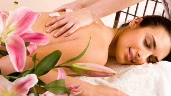 Khi thực hiện, chị em bắt đầu lúc 15 -17h bởi đây là thời gian kinh lạc của thận. Xoa bóp nhẹ nhàng sẽ giúp đả thông kinh mạch, kích hoạt phế tích rất tốt. Đồng thời, xoa bóp còn mang lại hiệu quả trong việc bảo vệ tử cung, nuôi dưỡng thận, buồng trứng và cải thiện chất lượng giấc ngủ.