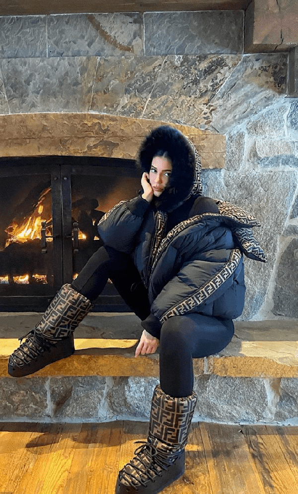 Để tiết chế giày đi tuyết, bạn gái cũng có thể áp dụng cách mặc áo khoác oversize hoặc những món đồ có phần “cồng kềnh” nhằm bù lại cảm giác nặng nề mà đôi giày mang lại.