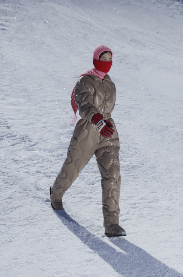 Ưu điểm của mẫu giày hot hit là có thể giúp người dùng thoải mái di chuyển, ấm áp, khỏe khoắn với thiết kế thể thao song không kém phần cá tính.