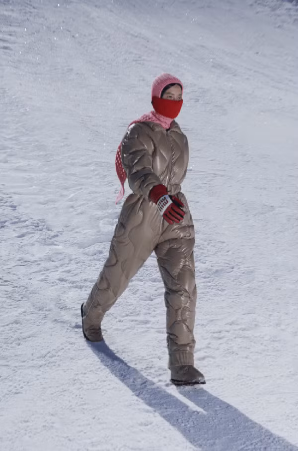 Ưu điểm của mẫu giày hot hit là có thể giúp người dùng thoải mái di chuyển, ấm áp, khỏe khoắn với thiết kế thể thao song không kém phần cá tính.