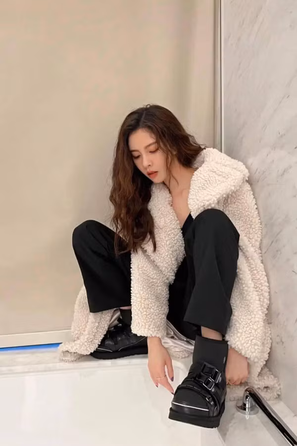 Theo đuổi vẻ ngoài thời thượng, bạn gái nên chọn giày đi tuyết chất liệu nylon. So với các chất liệu trên, nylon ít khi được tận dụng với mặt hàng giày dép. Vậy nhưng thiết kế giày đi tuyết nylon lại là ý tưởng tuyệt vời.