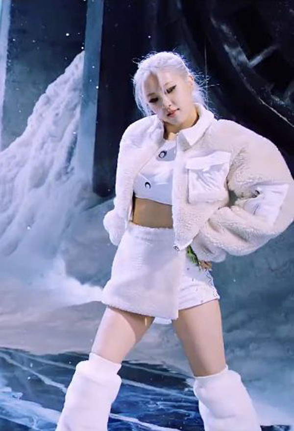 Ngoài sự lựa chọn về áo, giày đi tuyết cũng có thể đi trái mùa để phong cách thời trang không buồn tẻ. Ưu điểm của cách mặc này là nó có thể làm mới phong cách cá nhân. Mặt trái của nó là có thể khiến tổng thể không được cân đối.