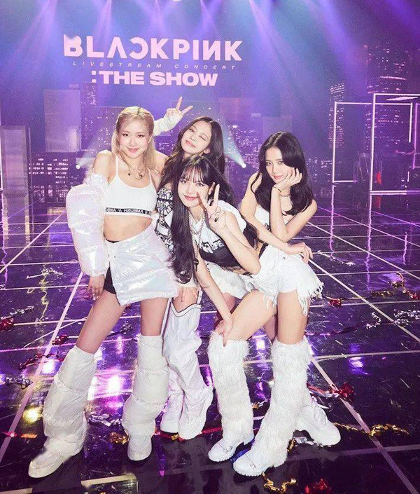 Sức hút của mẫu giày đi tuyết không hề nhỏ. Nhiều mỹ nhân nổi tiếng sành mốt như các thành viên nhóm nhạc BLACKPINK, Bella Hadid, Kim Kardashian... đều có màn ra mắt với mẫu giày thời thượng này.