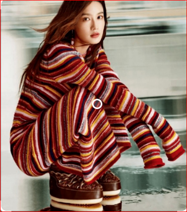 Muốn nổi bật, bạn gái có thể chọn những đôi giày đi tuyết chất liệu nhung, da, đế dày, điểm xuyết hoa văn. Chuyên gia thời trang khuyên nên phối chúng với váy dệt kim cùng màu hoặc áo khoác dáng suông. Cách phối đồ này sẽ khiến diện mạo vừa mang vẻ mỏng manh muốn che chở, vừa nổi bật, ấm áp.