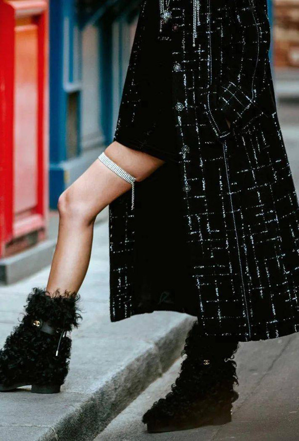 Nếu thích nét đẹp dịu dàng, bạn nên tham khảo thiết kế lông. Màu sắc cổ điển đen trắng sẽ mang lại tổng thể sang trọng, cảm giác nhẹ nhàng ấm áp. Trong khi đó, chất liệu lông giúp tôn vẻ dịu dàng, khí chất cho người dùng.