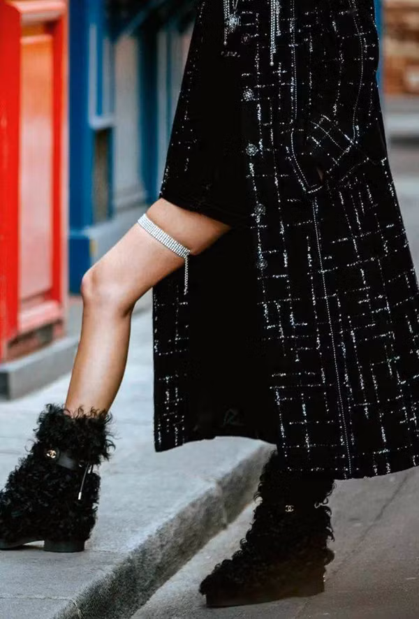 Nếu thích nét đẹp dịu dàng, bạn nên tham khảo thiết kế lông. Màu sắc cổ điển đen trắng sẽ mang lại tổng thể sang trọng, cảm giác nhẹ nhàng ấm áp. Trong khi đó, chất liệu lông giúp tôn vẻ dịu dàng, khí chất cho người dùng.