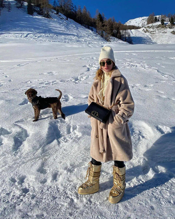 Yêu cầu quan trọng nhất của loại giày đi tuyết là khả năng giữ nhiệt tốt. Do đó, chúng thường có kiểu dáng “mũm mĩm”, lông xù to bản.