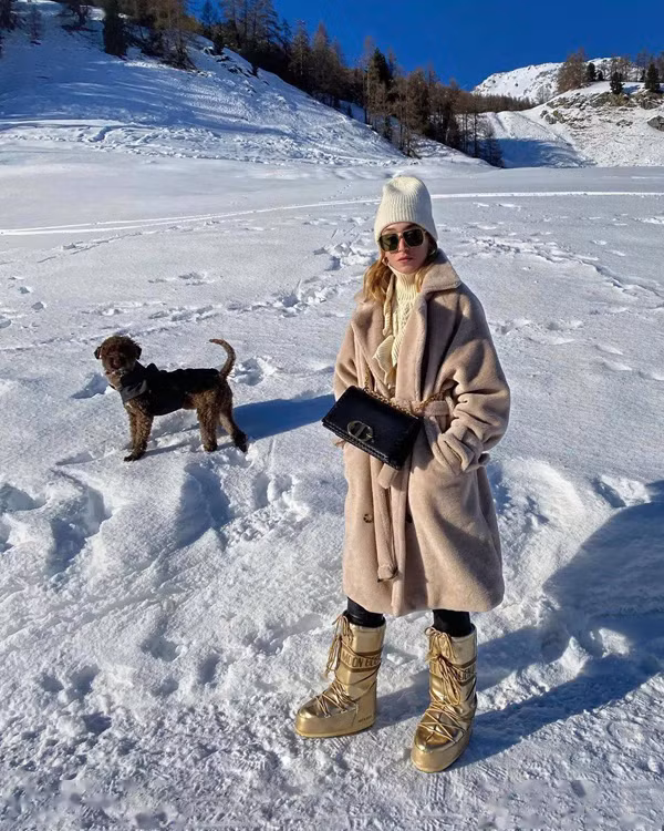 Yêu cầu quan trọng nhất của loại giày đi tuyết là khả năng giữ nhiệt tốt. Do đó, chúng thường có kiểu dáng “mũm mĩm”, lông xù to bản.