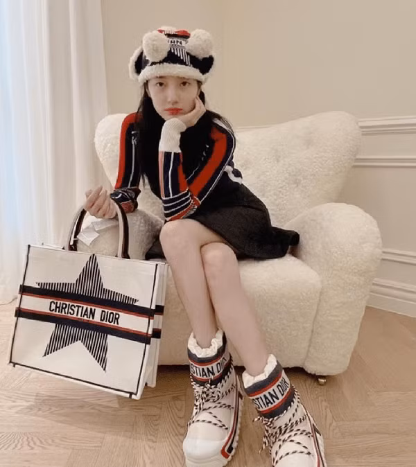 Gần đây nhất, tháng 10 vừa qua, Chloé cho ra mắt bộ sưu tập sàn diễn Thu/Đông 2021 – sản phẩm hợp tác với thương hiệu Moon Boot. Ngoài ra, các thương hiệu như Moncler, Jimmy Choo, Dior, GCDS... cũng cho ra mắt mẫu giày độc đáo lấy cảm hứng từ những đôi giày đi tuyết.