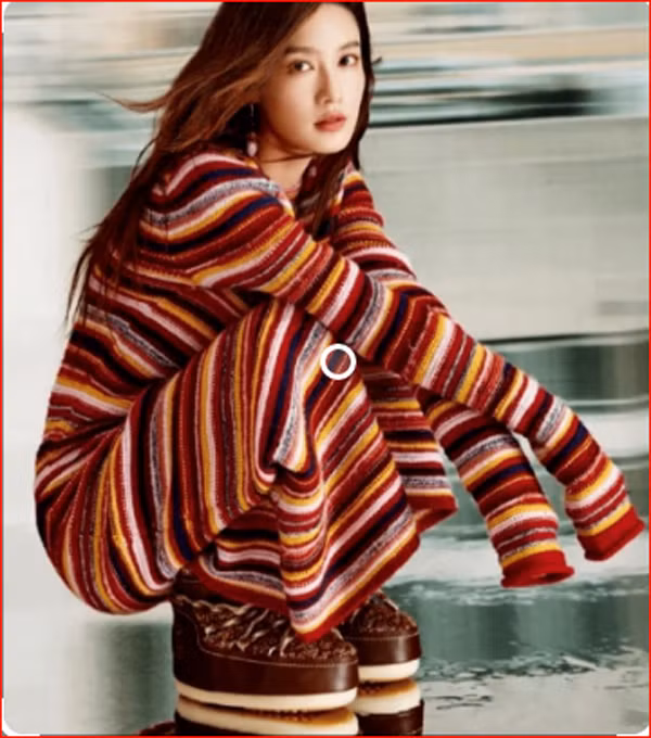 Muốn nổi bật, bạn gái có thể chọn những đôi giày đi tuyết chất liệu nhung, da, đế dày, điểm xuyết hoa văn. Chuyên gia thời trang khuyên nên phối chúng với váy dệt kim cùng màu hoặc áo khoác dáng suông. Cách phối đồ này sẽ khiến diện mạo vừa mang vẻ mỏng manh muốn che chở, vừa nổi bật, ấm áp.