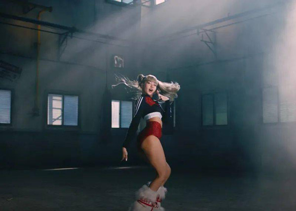 Ngoài khả năng giữ ấm đôi chân, giày đi tuyết đôi khi lên đồ còn mang lại vẻ ngoài rất cá tính. Nắm được đặc điểm này, nhiều nhà sản xuất tích cực đổi mới về kiểu dáng, chất liệu, màu sắc để mang lại trải nghiệm thú vị cho người dùng.