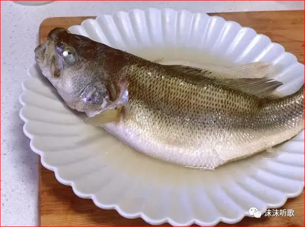 1. Cá có mùi lạ: Bình thường, các loại cá đều có mùi tanh. Thế nhưng, nếu phát hiện cá có mùi tanh nồng, hăng mạnh khó chịu thì chứng tỏ chúng không còn tươi. Ảnh: Sohu.