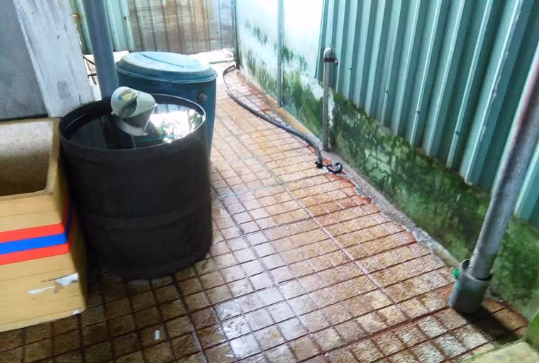 Bên cạnh đó, cơ quan chức năng còn phát hiện hai bao hóa chất bột màu trắng nặng gần 50 kg. Theo lời khai của bà Thạnh, số hóa chất này được mua ở Sài Gòn với giá 20 ngàn đồng/1 kg.