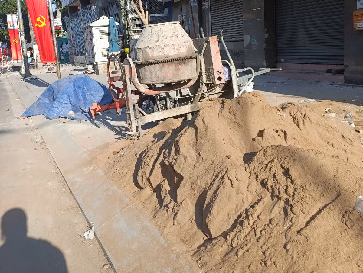 TP HCM: Cong trinh cai tao via he duong Phan Dang Luu dang thi cong ra sao?-Hinh-6