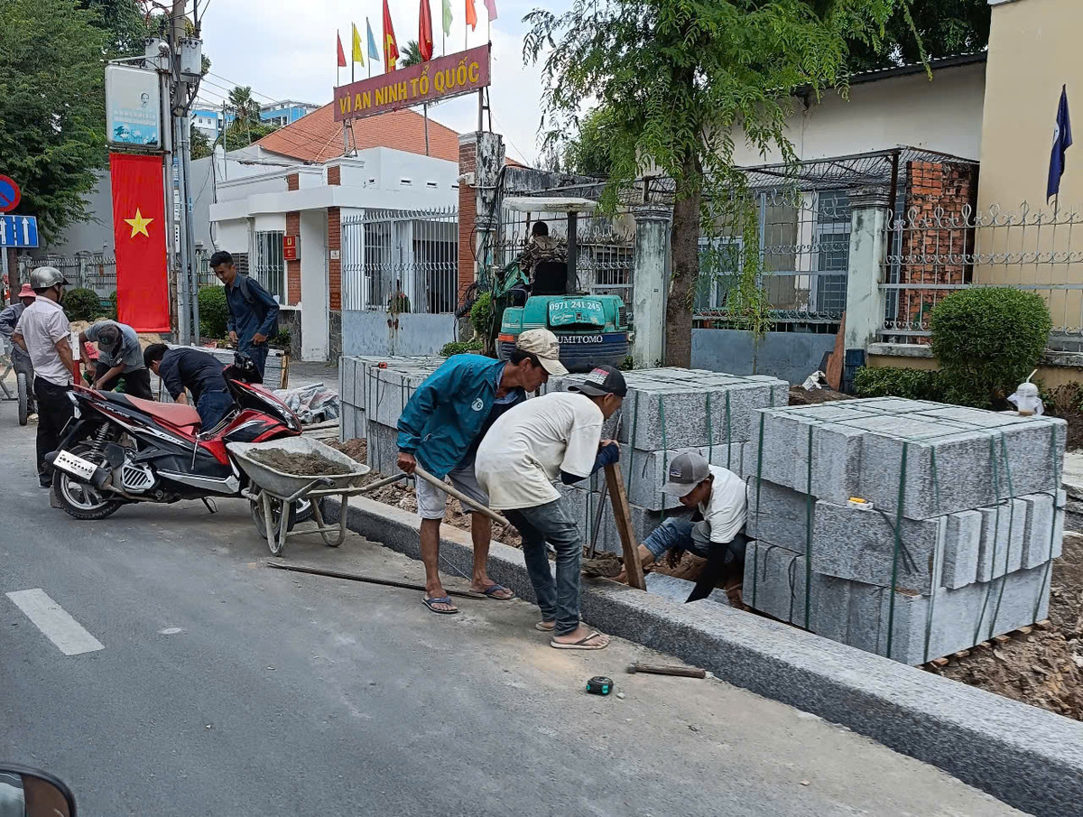 TP HCM: Cong trinh cai tao via he duong Phan Dang Luu dang thi cong ra sao?-Hinh-9