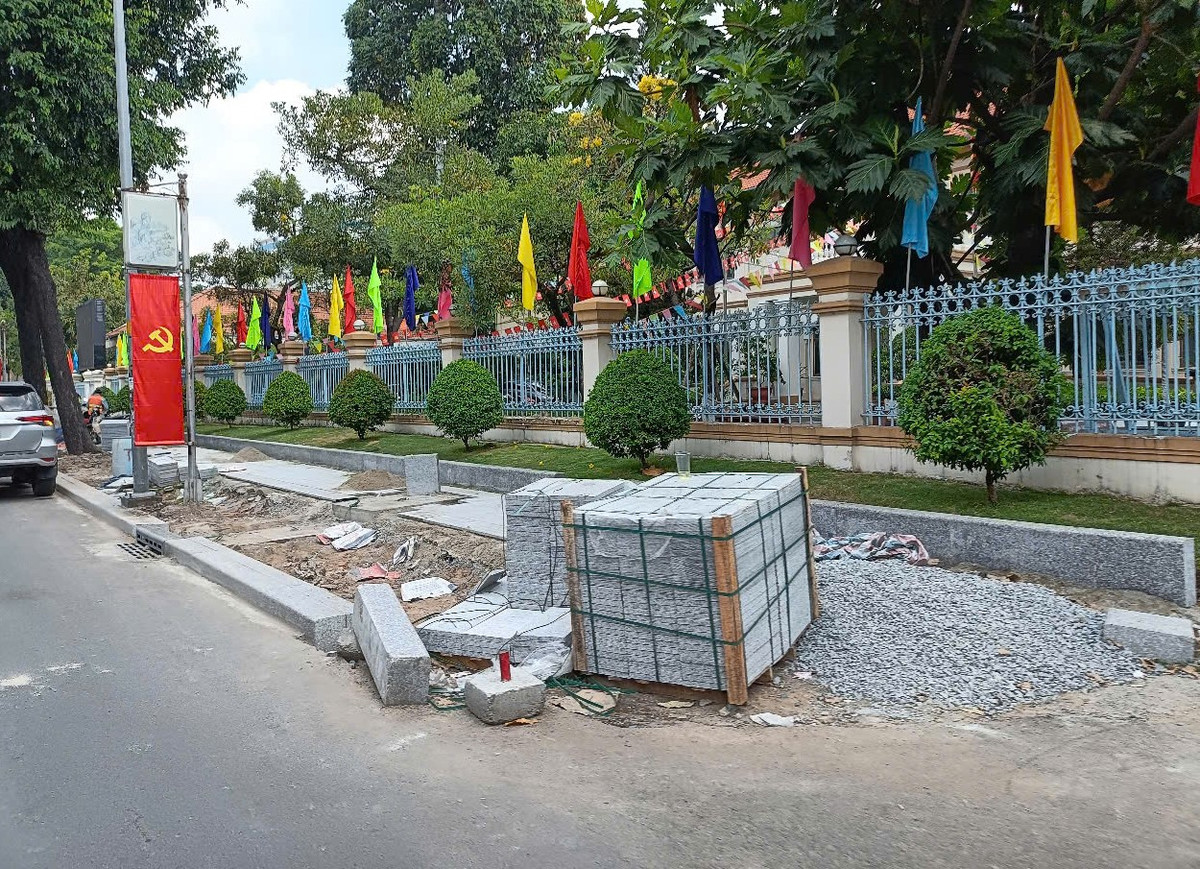 TP HCM: Cong trinh cai tao via he duong Phan Dang Luu dang thi cong ra sao?-Hinh-3