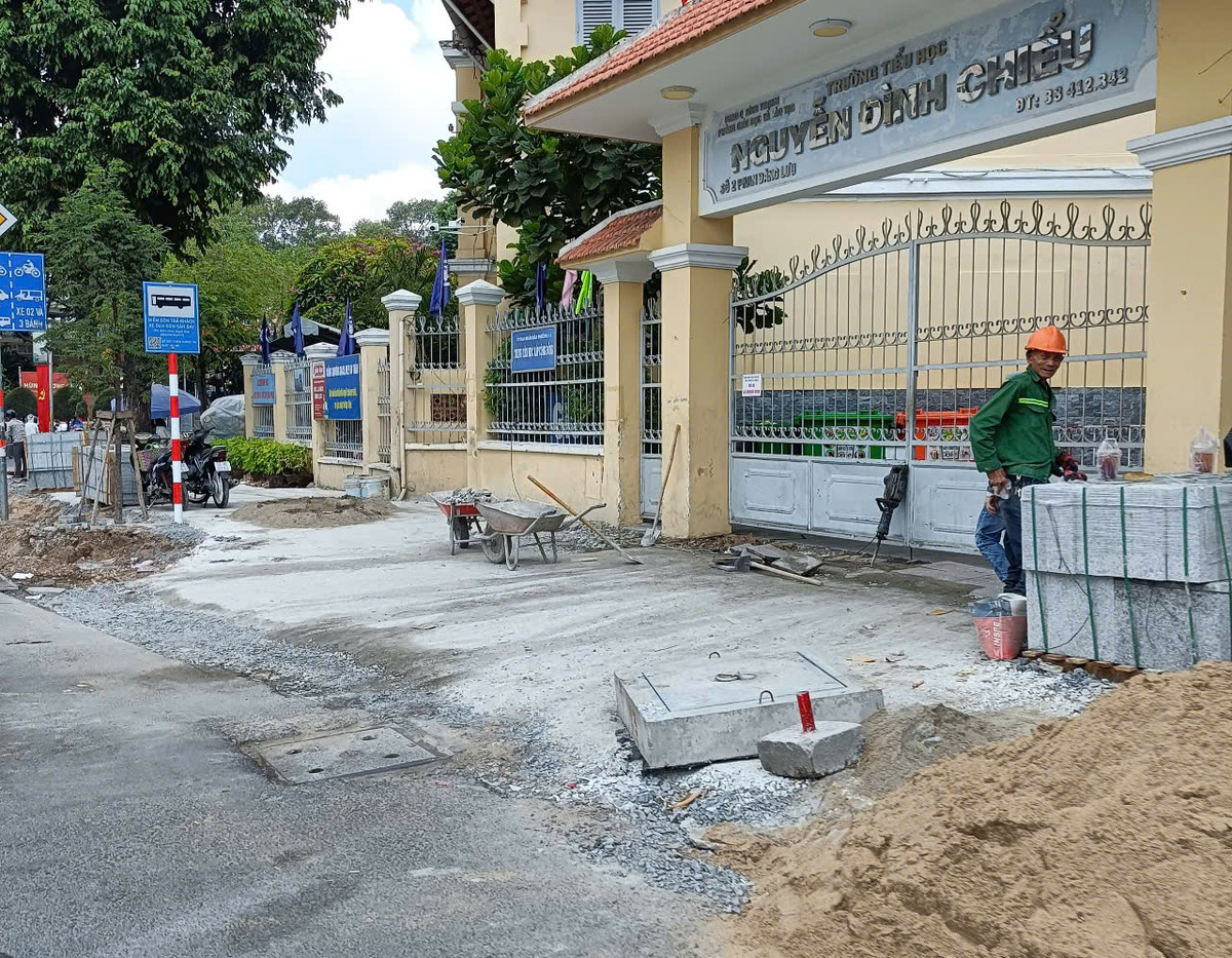 TP HCM: Cong trinh cai tao via he duong Phan Dang Luu dang thi cong ra sao?-Hinh-5