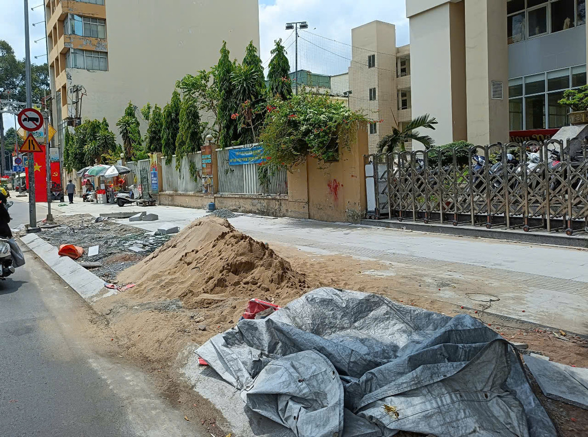 TP HCM: Cong trinh cai tao via he duong Phan Dang Luu dang thi cong ra sao?-Hinh-2