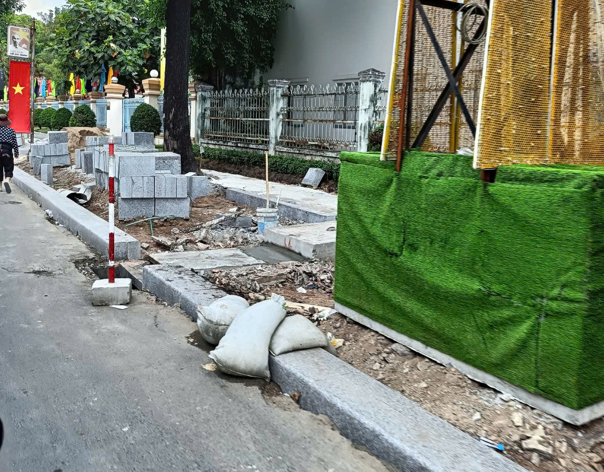 TP HCM: Cong trinh cai tao via he duong Phan Dang Luu dang thi cong ra sao?-Hinh-4