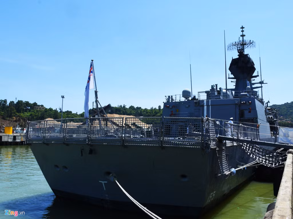 Ngoài ra, ở đuôi tàu có một hangar và sân đỗ cho phép triển khai một trực thăng săn ngầm S-70B Seahawk. Tất nhiên, bên cạnh đó thân tàu được tích hợp một loạt hệ thống định vị thủy âm cho phép phát hiện tàu ngầm và chỉ thị tấn công ở nhiều cự ly. Nguồn ảnh: Zing.vn
