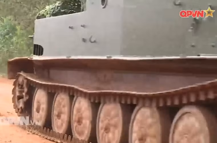 BTR-50 có phần khung thân rất giống với xe tăng hạng nhẹ PT-76. Đúng hơn là BTR-50 vốn là phiên bản dùng cho nhiệm vụ chở quân chiến trường được phát triển từ PT-76. Nguồn ảnh: Kênh QPVN