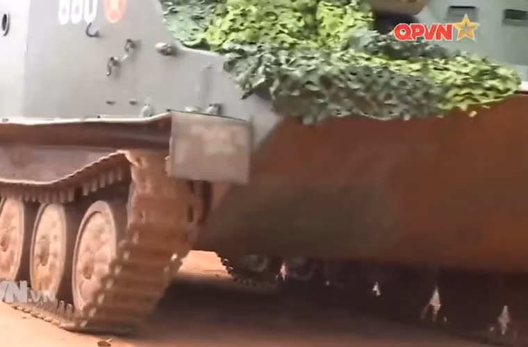 Bóng dáng của BTR-50 không được thể hiện hết trong đoạn clip được quay bởi Kênh QPVN, thế nhưng qua một số đặc điểm sơ bộ khung thân có thể nhận ra đó chính là "taxi chiến trường" BTR-50. Nguồn ảnh: Kênh QPVN
