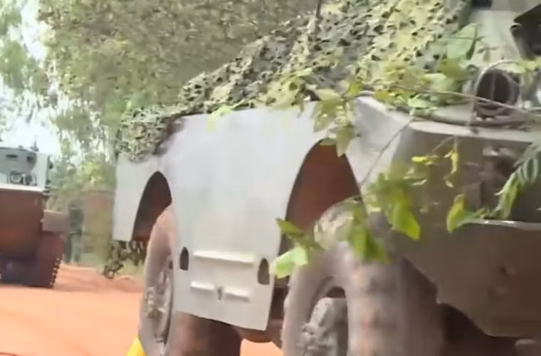 Trong nhiều năm trở lại, xe thiết giáp BTR-50 được trang bị phổ biến trong thời kỳ kháng chiến chống Mỹ và chiến tranh Biên giới Tây Nam 1979 vắng bóng hoàn toàn trong nhiều cuộc diễn tập của Quân đội Nhân dân Việt Nam. Tưởng như chúng có thể đã nghỉ hưu, thế nhưng rất bất ngờ khi mới đây trong cuộc diễn tập của Lữ đoàn tăng 201, các xe thiết giáp chở quân BTR-50 đã tái xuất. Nguồn ảnh: Kênh QPVN