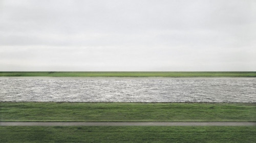 Tác phẩm “Rhein II” của Andreas Gursky, trị giá 4,3 triệu USD. Bức ảnh của nhiếp ảnh gia Đức Andreas Gursky đã lập kỷ lục là bức ảnh đắt giá nhất thế giới khi được mua với giá 4,3 triệu USD. Bức ảnh được Gursky chụp năm 1999, rộng hơn 3m và cao 2m, nó cuốn người xem vào vẻ đẹp của khung cảnh. Rhein II là hình ảnh chụp con sông Rhine nổi tiếng ở Đức chảy qua 6 nước châu Âu và thành phố quê hương Dusseldorf của Andreas Gursky.