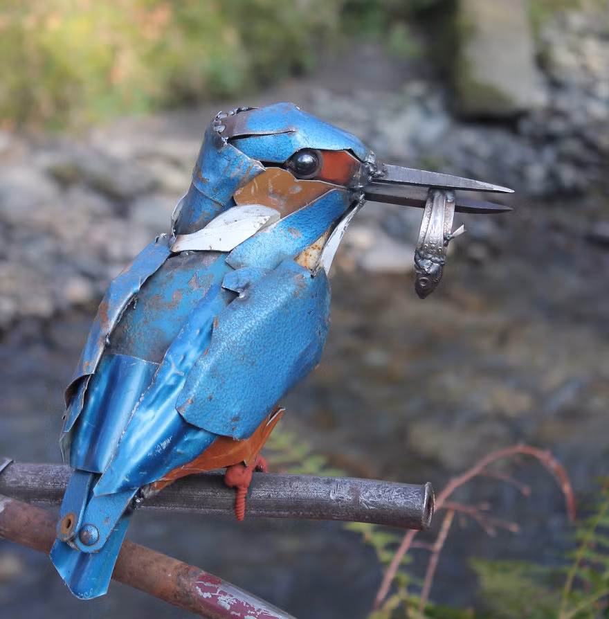 Mới đây những tác phẩm nghệ thuật của JK Brown, một nghệ sĩ tự do ở West Wales, nước Anh đã gây được sự chú ý mạnh với ý tưởng dùng những mảnh sắt vụn chế tác thành các loài động vật hoang dã tuyệt đẹp.