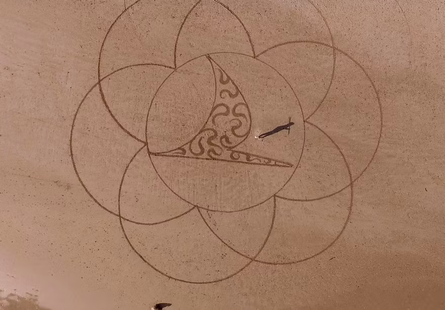 Anh đi du lịch khắp nơi trên thế giới và không ngừng sáng tạo, vẽ nên những bức tranh khổng lồ tuyệt đẹp.