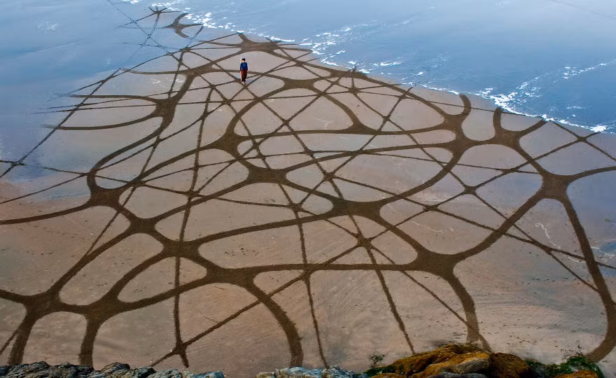 Trước khi trở thành một nghệ sĩ, Amador đã nhận tấm bằng Cử nhân Khoa học môi trường, sau đó anh làm việc tại Tổ chức Hòa bình. Tuy vậy, sau một chuyến đi tới Burning Man năm 1999, anh đã thay đổi.