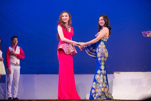 Trong vở hài kịch "Mỹ nhân kế", Diễm Hương vào vai cô người mẫu Quỳnh Trang xinh đẹp, nổi tiếng nhưng gặp phải không ít thị phi.