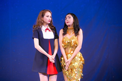 Lần đầu thử sức với đóng kịch, Diễm Hương không tránh khỏi những thiếu sót, đặc biệt là việc xử lý nhanh trên sân khấu.