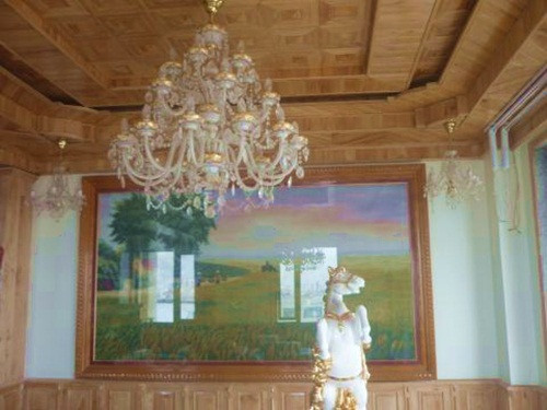 Ông Vũ Văn Thảo cho biết, ngôi nhà do một tay ông trình bày ý tưởng, thiết kế vì thế tổng trị giá chỉ hơn 50 tỷ đồng. Điều đặc biệt, ông là người am hiều các tài nguyên đá nên tìm mua được với giá không hề đắt nhưng sang trọng và rất đẹp. Ngôi biệt thự gồm tám tầng được ốp đá hoàn toàn nhập từ Pakistan với thiết kế gồm 20 cột nổi phía trước.