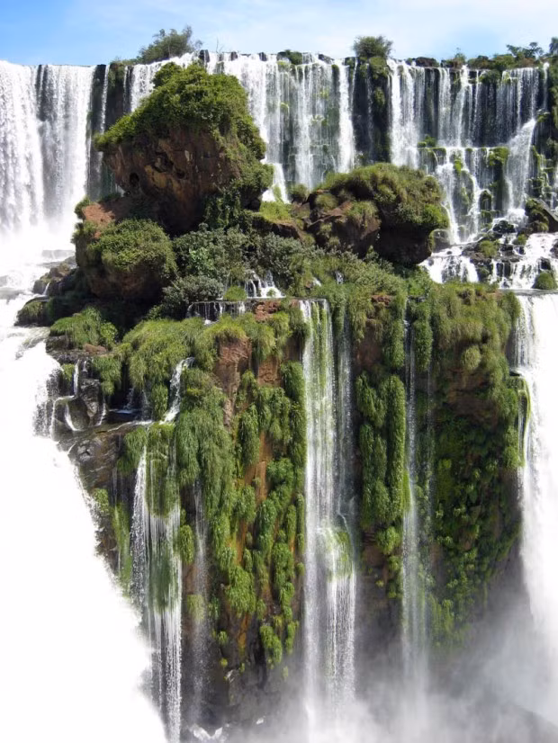 Thác Iguazu ở Argentina sẽ khiến bạn tin rằng nơi này không thể có thật trên Trái đất vì quá đẹp, quá ảo diệu.