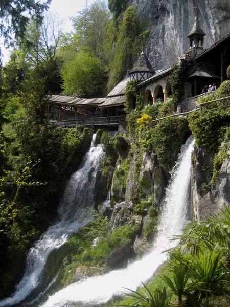 Đây không phải là địa danh hư cấu Rivendell trong bộ phim bom tấn "Chúa tể của những chiếc nhẫn", đây là địa điểm có thật, thuộc thị trấn Interlaken, Thụy Sĩ.