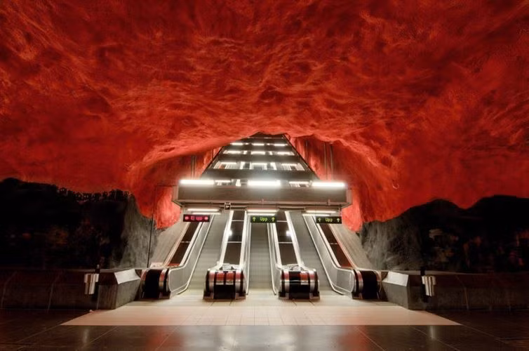 Một trạm tàu ​​điện ngầm địa ngục ở Stockholm, nơi nổi tiếng với câu nói "những bậc thang cuốn sẽ đưa bạn tới địa ngục".