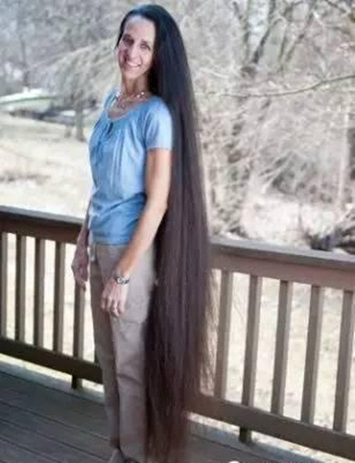 Tuy rất dài nhưng tóc của cô Tere không hề bị rối hay xoắn bện vào từng cục như những dị nhân tóc rắn khác mà rất suôn, mượt.